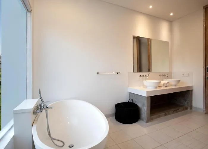 6br Twin In Prime Location Villa